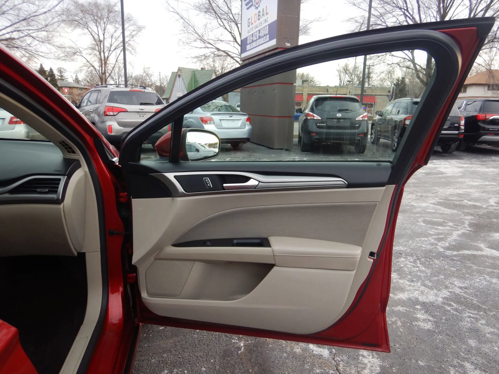 Used 2019 Ford Fusion SE FWD image 16