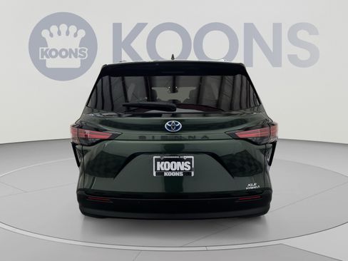 Used 2021 Toyota Sienna XLE FWD image 5