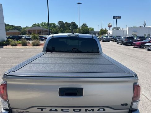 Used 2022 Toyota Tacoma TRD Off-Road w/ TRD Premium Off Road Package AWD/4WD image 10