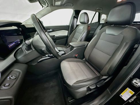 Used 2025 Chevrolet Trax LT w/ LT Convenience Package FWD image 13