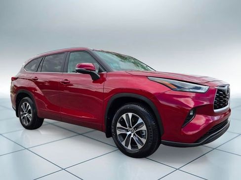 Used 2023 Toyota Highlander XLE FWD image 3