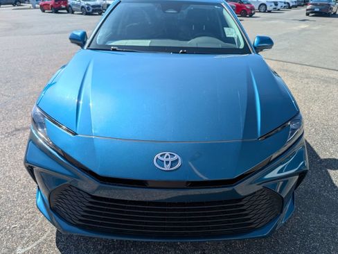 Used 2025 Toyota Camry LE AWD/4WD image 8