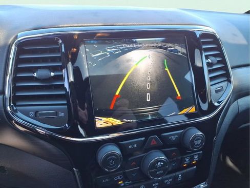 Used 2020 Jeep Grand Cherokee Altitude image 19