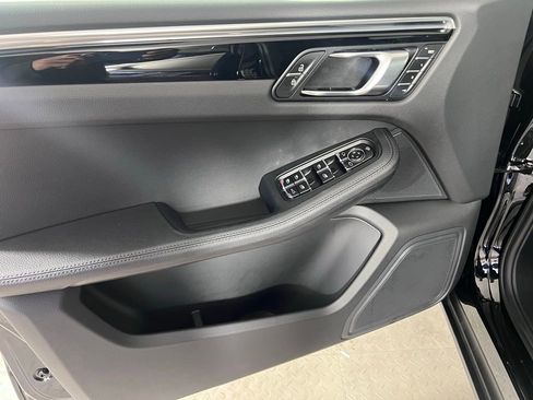 Certified 2025 Porsche Macan AWD/4WD image 26