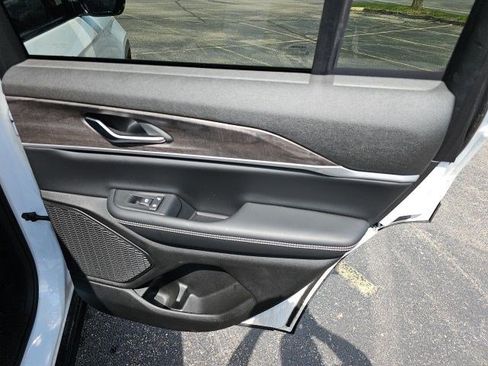 Used 2023 Jeep Grand Cherokee Limited w/ Black Appearance Package image 17