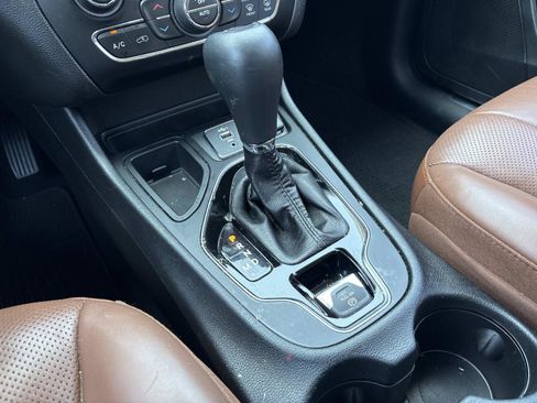 Used 2019 Jeep Cherokee Overland FWD image 27