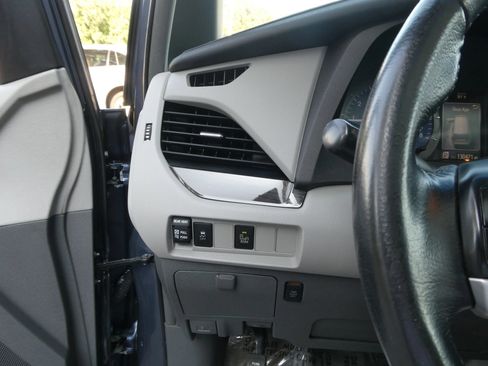 Used 2015 Toyota Sienna XLE FWD image 18