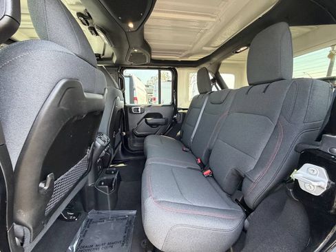 Used 2025 Jeep Wrangler Unlimited Rubicon AWD/4WD image 18