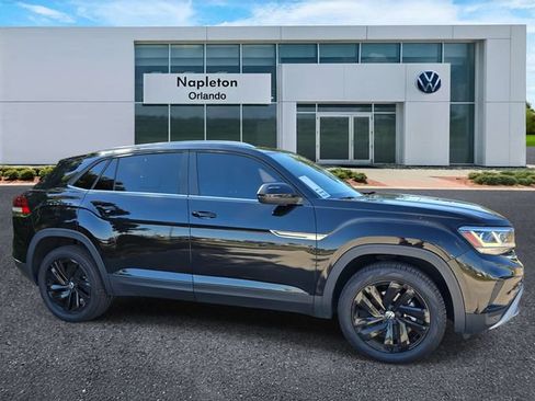 Certified 2022 Volkswagen Atlas Cross Sport SE w/ Panoramic Sunroof Package image 3