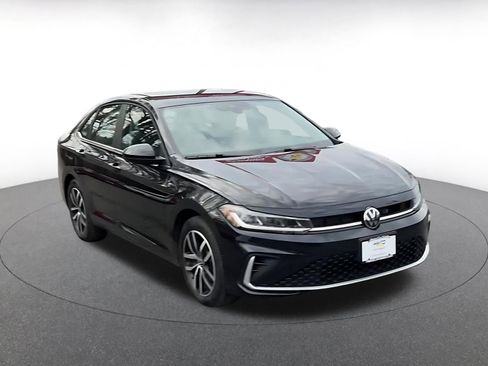 Used 2025 Volkswagen Jetta SE image 3