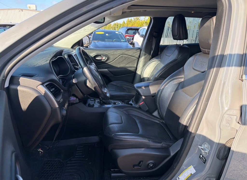 Used 2021 Jeep Cherokee Latitude Lux w/ Sun & Sound Group AWD/4WD image 8