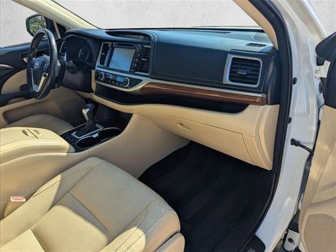 Used 2017 Toyota Highlander Limited image 19