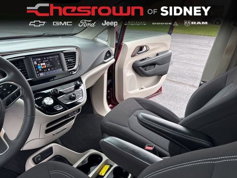 Used 2023 Chrysler Voyager LX image 45