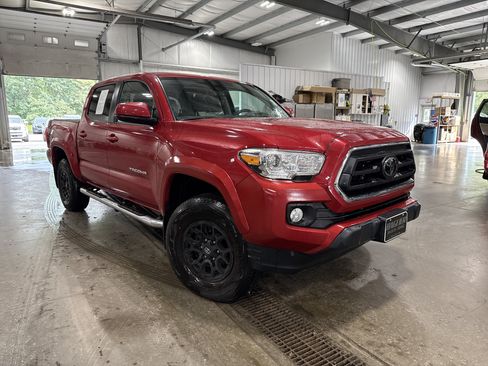 Used 2022 Toyota Tacoma SR5 AWD/4WD image 2