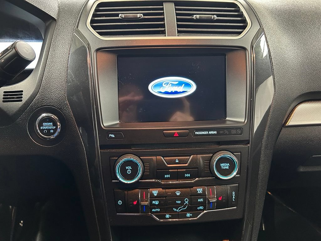 Used 2017 Ford Explorer XLT w/ Equipment Group 202A AWD/4WD image 19