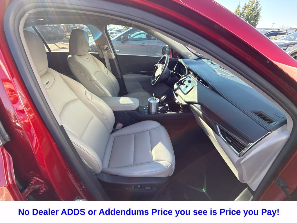 Used 2023 Cadillac XT4 Luxury w/ Cold Weather Package FWD image 10