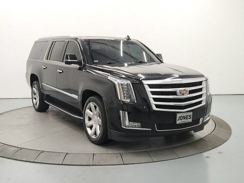 Used 2018 Cadillac Escalade ESV Luxury RWD image 3