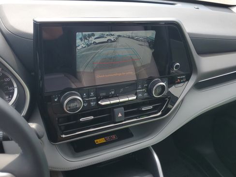 Used 2025 Toyota Highlander XLE image 28