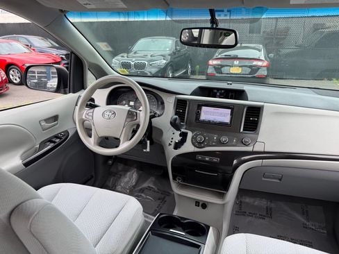 Used 2011 Toyota Sienna LE w/ Towing Pkg AWD/4WD image 11