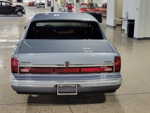 Used 1993 Lincoln Town Car Signature RWD image 32