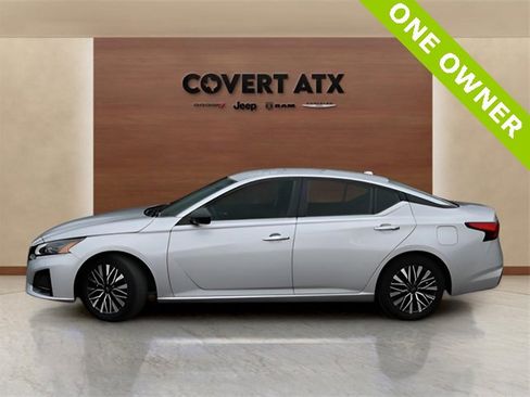 Used 2024 Nissan Altima 2.5 SV image 2