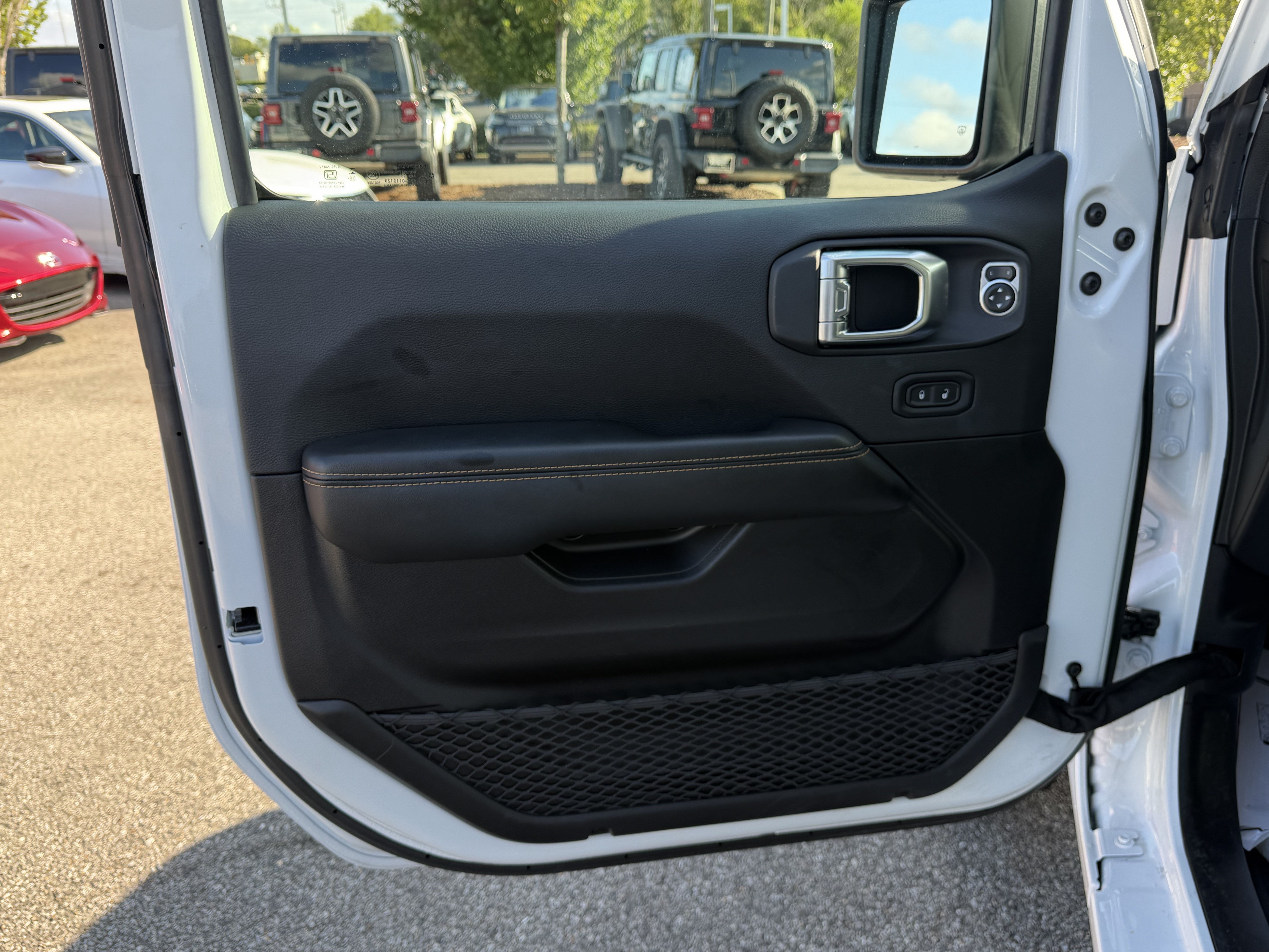 Used 2026 Jeep Wrangler Unlimited Sahara AWD/4WD image 14