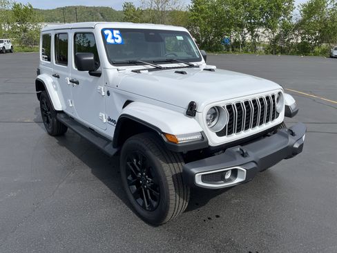 Used 2025 Jeep Wrangler Unlimited Sahara AWD/4WD image 3