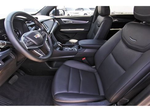 Used 2025 Cadillac XT5 Luxury FWD image 6