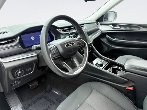 Used 2023 Jeep Grand Cherokee Laredo image 10