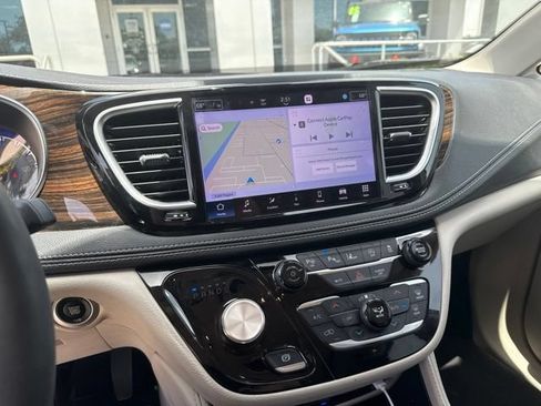 Used 2023 Chrysler Pacifica Limited w/ Uconnect Theater Family Group FWD image 3