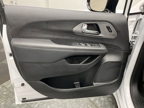 Used 2025 Chrysler Pacifica Select image 6