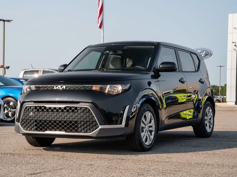 Used 2023 Kia Soul LX FWD image 3