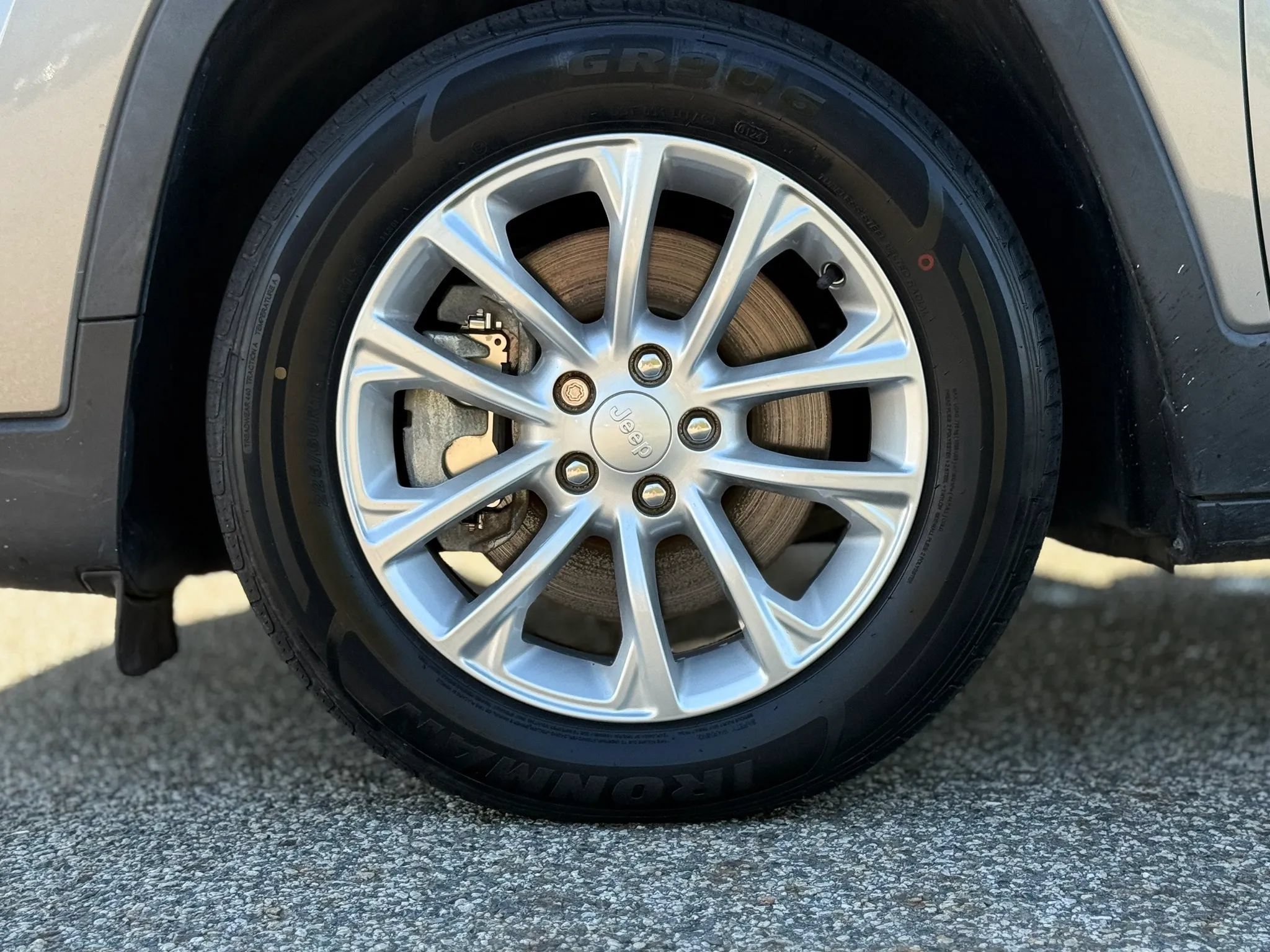 Used 2019 Jeep Cherokee Latitude w/ Popular Appearance Group FWD image 29