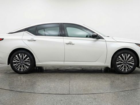 Used 2025 Nissan Altima 2.5 SV FWD image 11