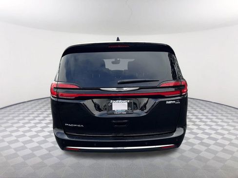 Used 2024 Chrysler Pacifica Touring-L image 6