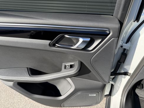 Certified 2024 Porsche Macan image 18