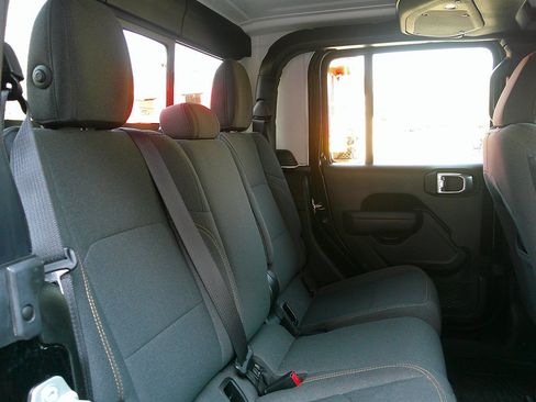 Used 2024 Jeep Gladiator Sport image 36