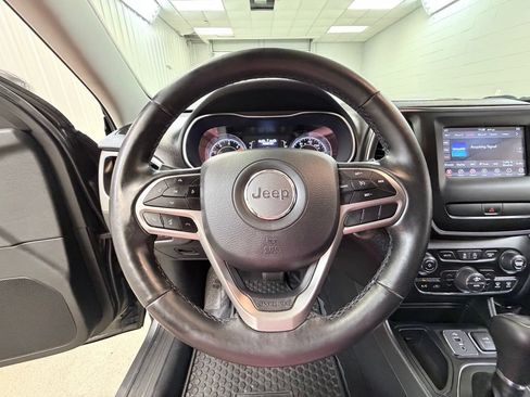 Used 2019 Jeep Cherokee Latitude Plus w/ Comfort/Convenience Group FWD image 40