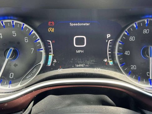 Used 2018 Chrysler Pacifica Limited w/ Advanced Safetytec Group FWD image 33