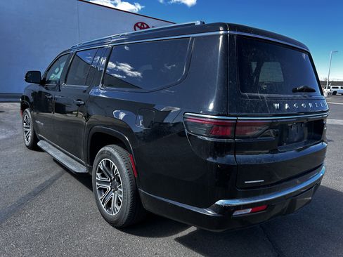 Used 2023 Jeep Wagoneer L Series II image 3