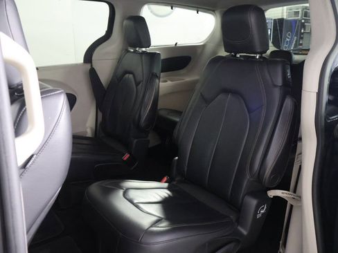 Used 2020 Chrysler Pacifica Touring-L image 28