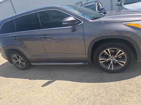 Used 2016 Toyota Highlander XLE FWD image 3