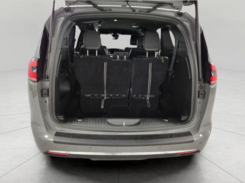 Used 2025 Chrysler Pacifica Select image 14