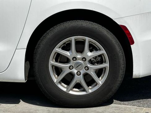 Used 2023 Chrysler Pacifica Touring-L image 3