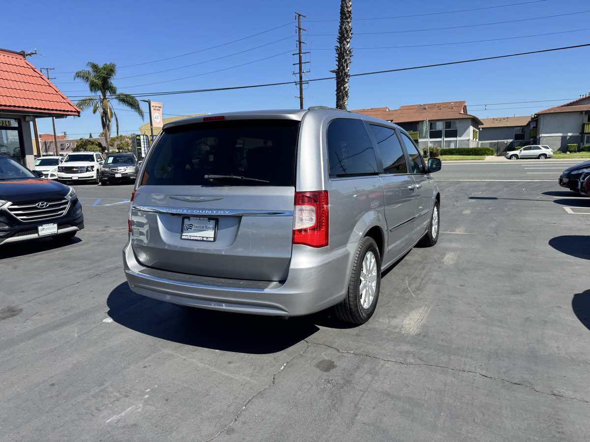 Used 2016 Chrysler Town & Country Touring FWD image 5