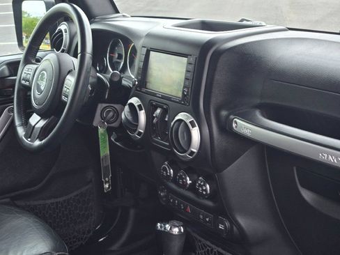 Used 2016 Jeep Wrangler Unlimited Sahara w/ Connectivity Group AWD/4WD image 6