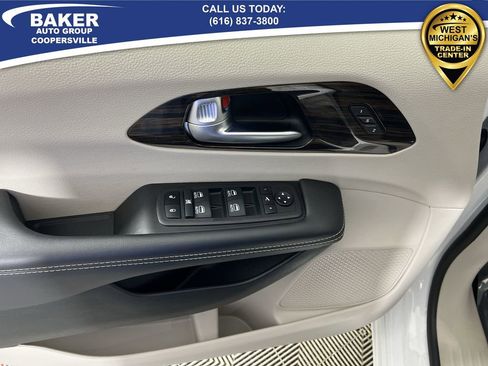 Used 2024 Chrysler Pacifica Limited image 24