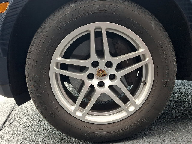 Certified 2018 Porsche Macan AWD/4WD image 15