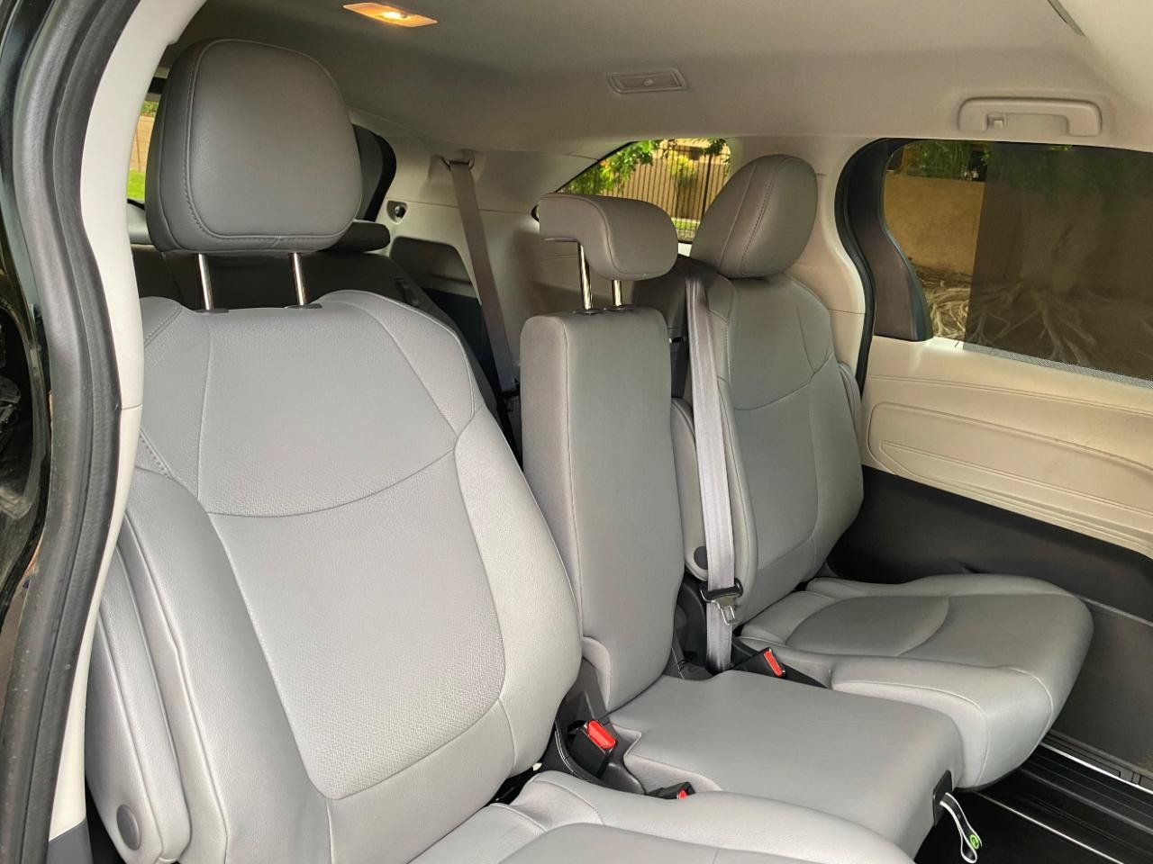 Used 2024 Toyota Sienna XLE FWD image 47