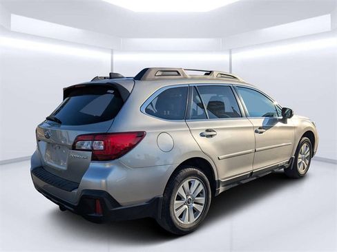 Used 2019 Subaru Outback 2.5i Premium image 3